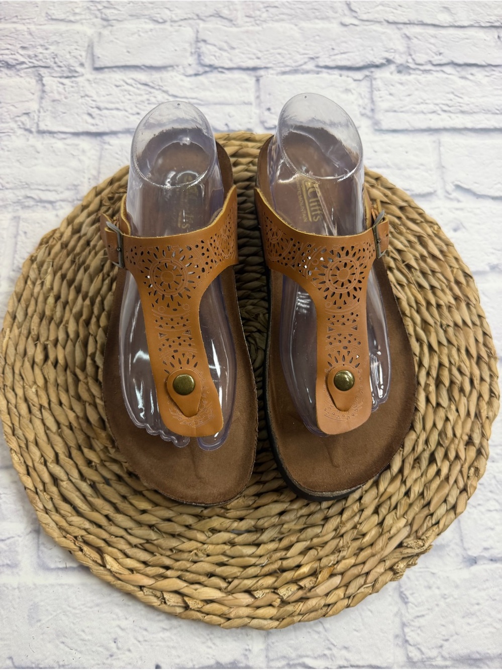 Cliffs by WHITE MOUNTAIN Tan Leather T- Strap Sandals. Size 9.